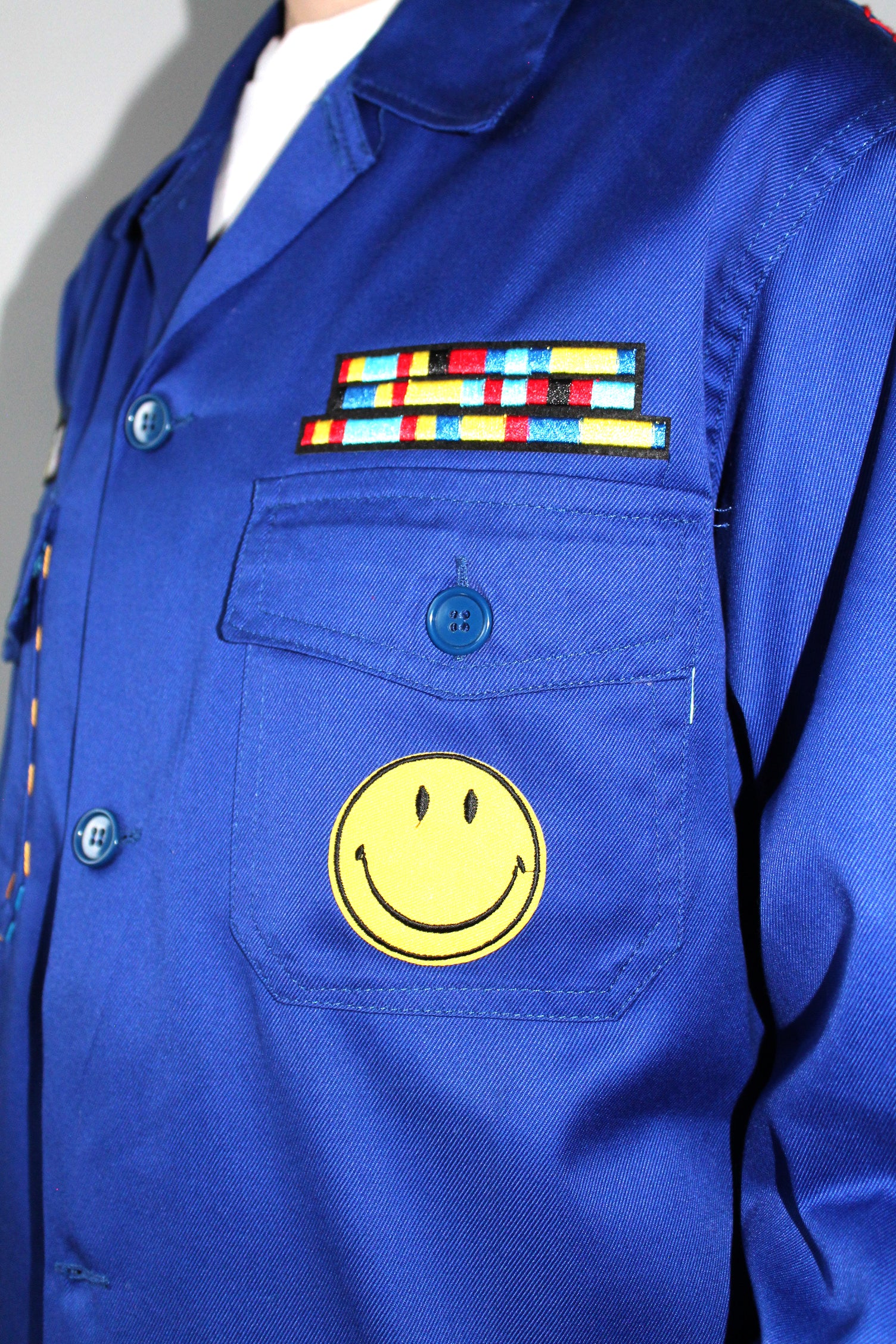 Smiley femme bleu de travail
