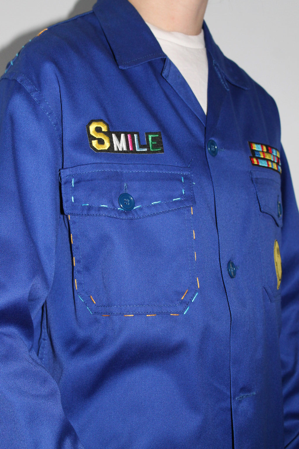 Smiley femme bleu de travail
